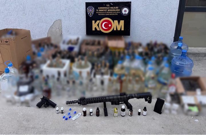 canakkalede-kacakcilikla-mucadele-operasyonu-cok-sayida-sahte-alkol-ve-kacak-silah-yakalandi