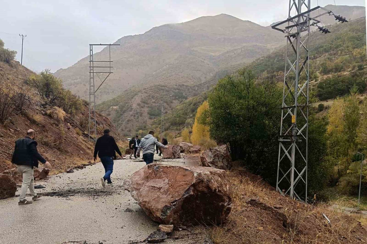 catakta-yola-kaya-parcalari-dustu