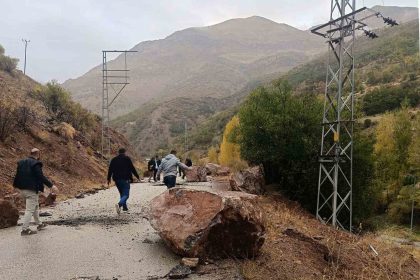 catakta-yola-kaya-parcalari-dustu