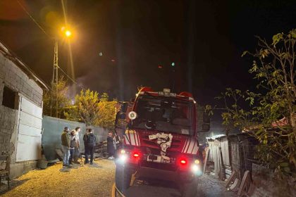 catalcada-samanlik-yangini-eve-sicradi-4-hayvan-telef-oldu