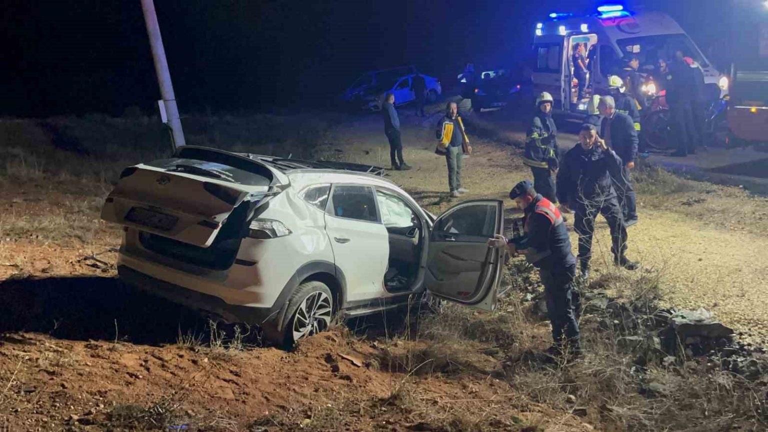 cocuk-surucunun-kullandigi-otomobil-sarampole-uctu-1-olu-4-yarali