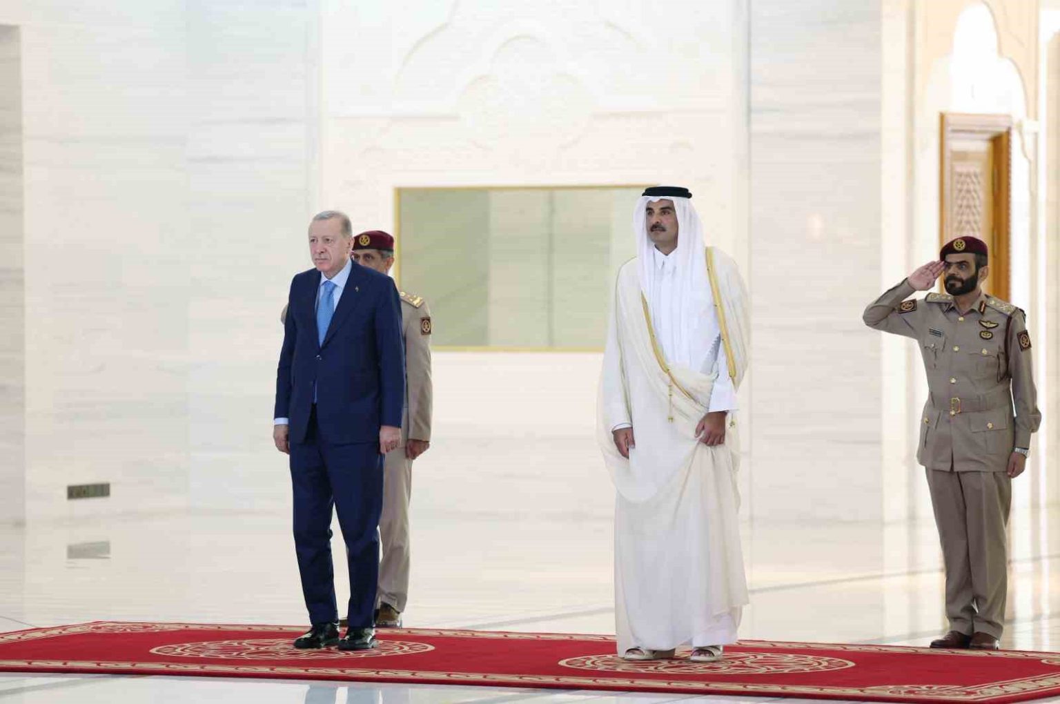 cumhurbaskani-erdogan-katar-emiri-al-thani-ile-gorustu