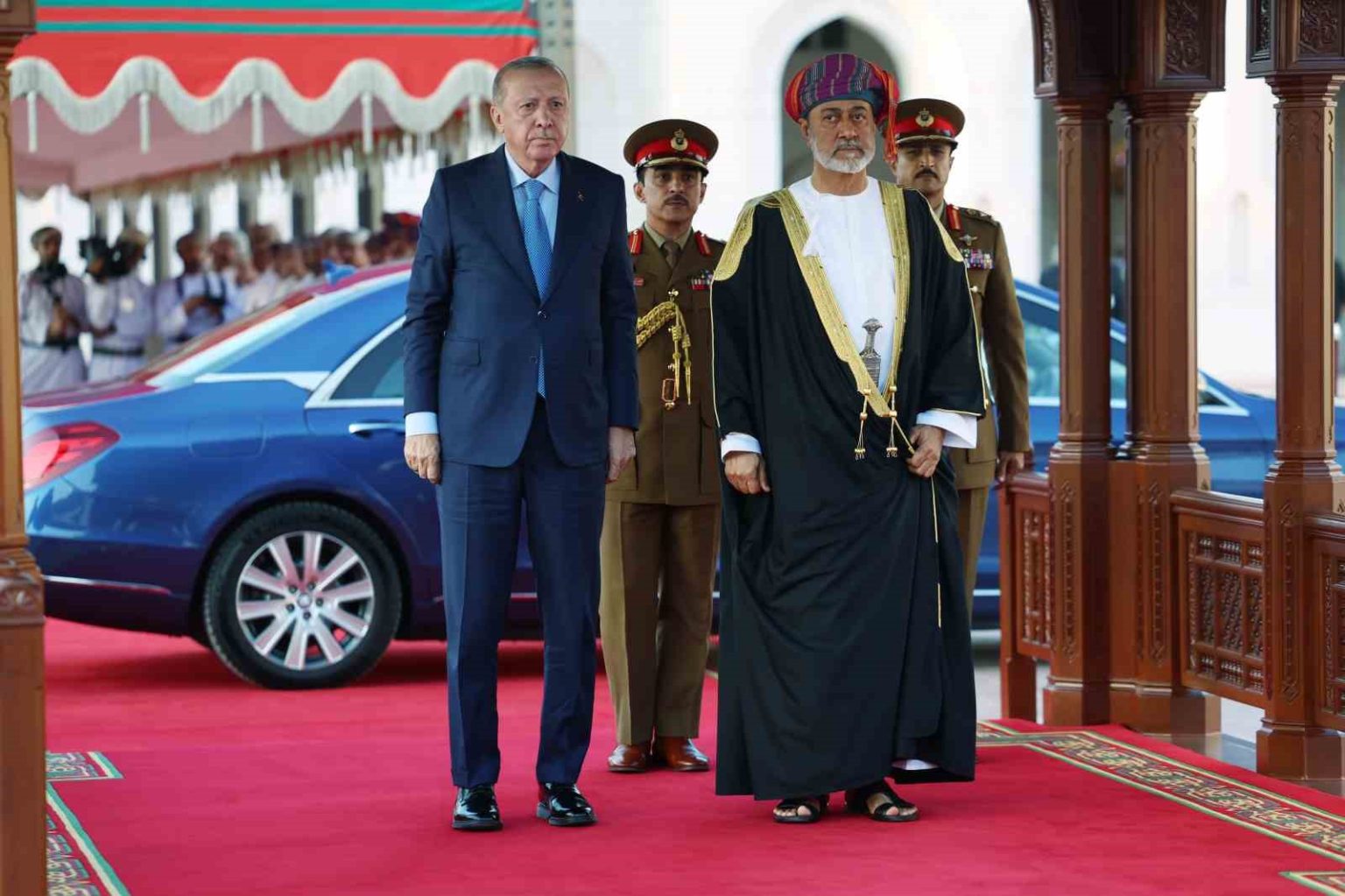 cumhurbaskani-erdogan-ummanda-resmi-torenle-karsilandi