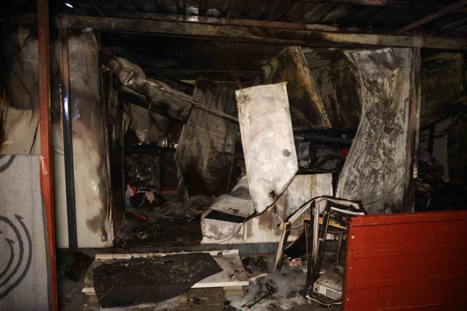 depremzede-ailenin-yasadigi-konteyner-alevlere-teslim-oldu-anne-ve-2-evladi-dumandan-etkilendi