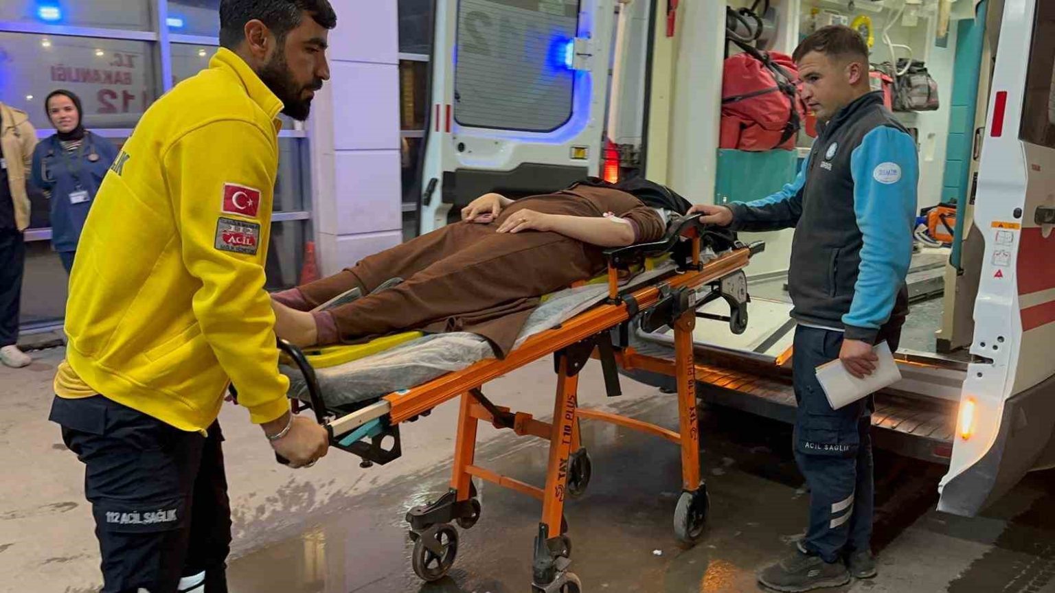 devrilen-motosikletteki-4-kisi-yaralandi