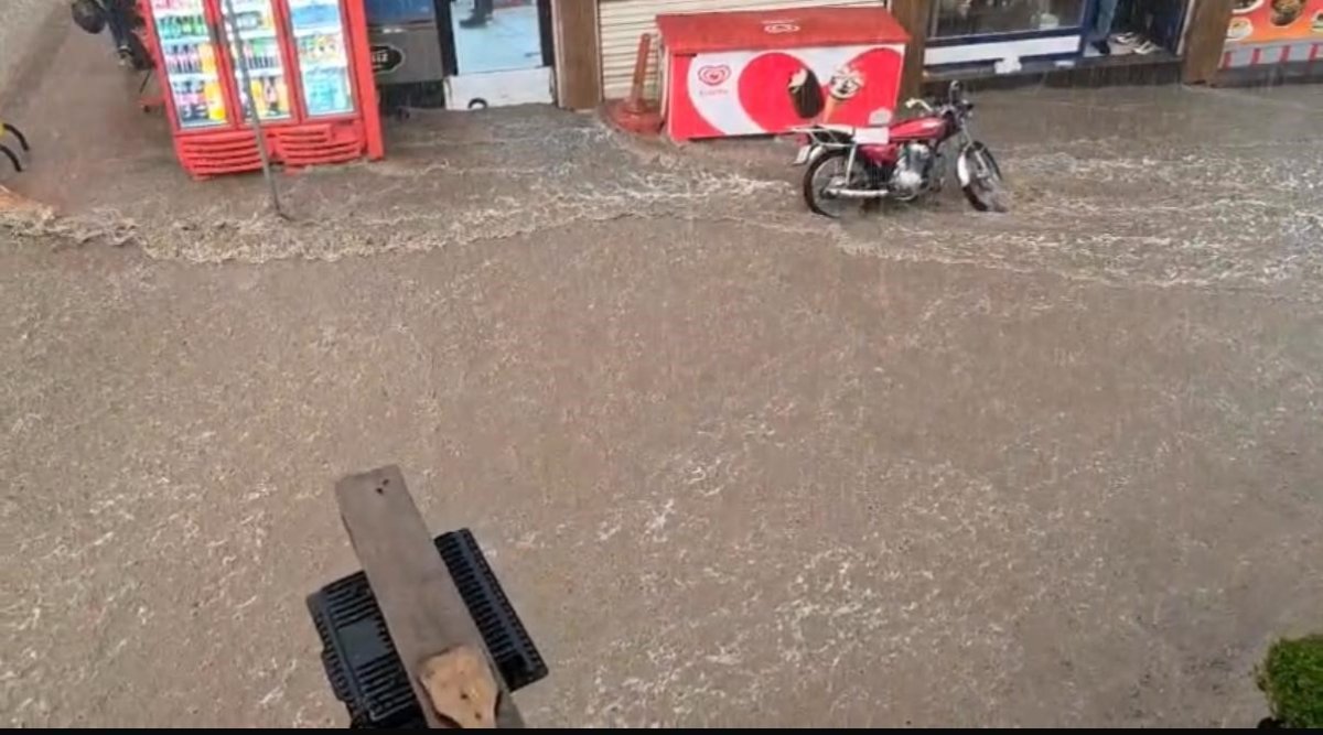 diyarbakirda-saganak-caddeleri-gole-cevirdi