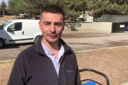 dondurucu-soguga-aldiris-etmeden-anne-kopegi-yavrularina-kavusturmak-icin-irmaga-girdiler