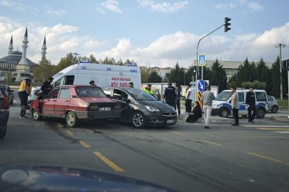 duble-yolda-iki-arac-carpisti-2-hafif-yarali