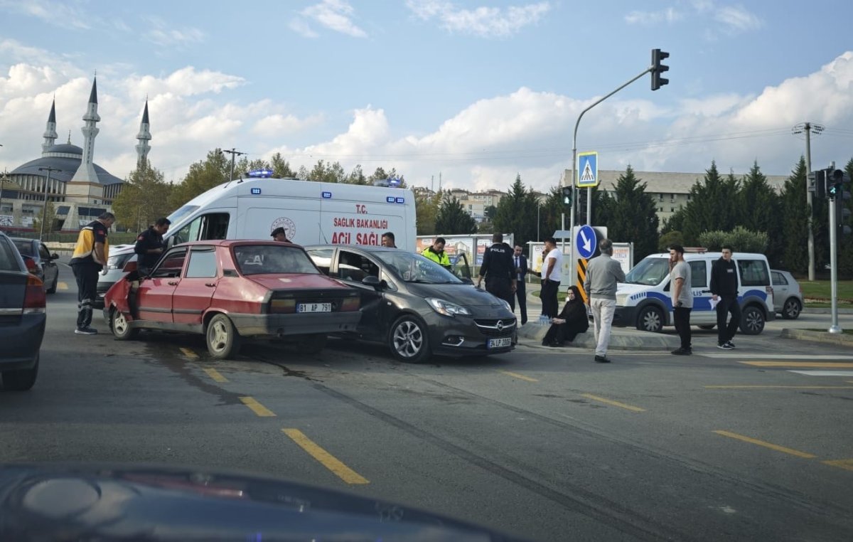 duble-yolda-iki-arac-carpisti-2-hafif-yarali