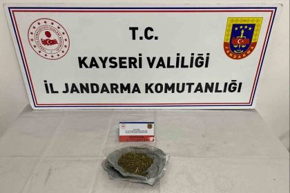 durdurulan-sahsin-uzerinden-uyusturucu-cikti