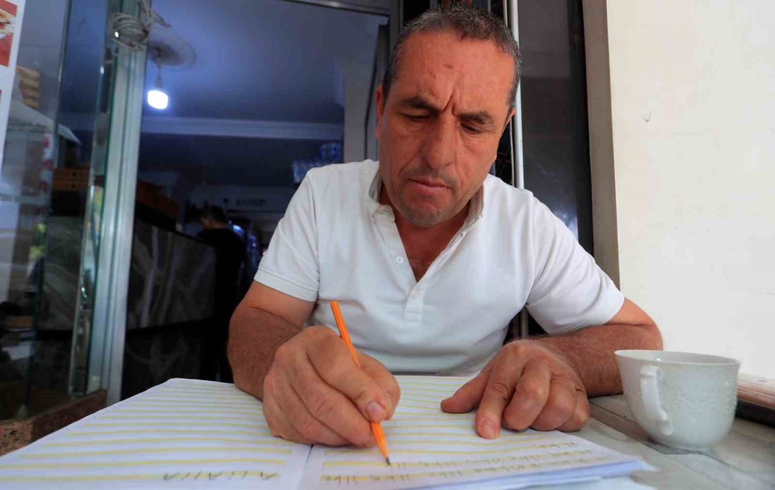 ehliyet-sahibi-olabilmek-icin-48-yasinda-okuma-yazma-ogrenmeye-basladi