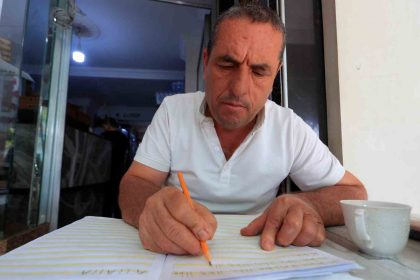 ehliyet-sahibi-olabilmek-icin-48-yasinda-okuma-yazma-ogrenmeye-basladi