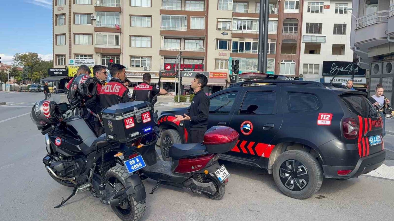 ehliyetsiz-arkadasina-motosikleti-verdi-bir-suru-cezam-var-diye-polise-yalvardi
