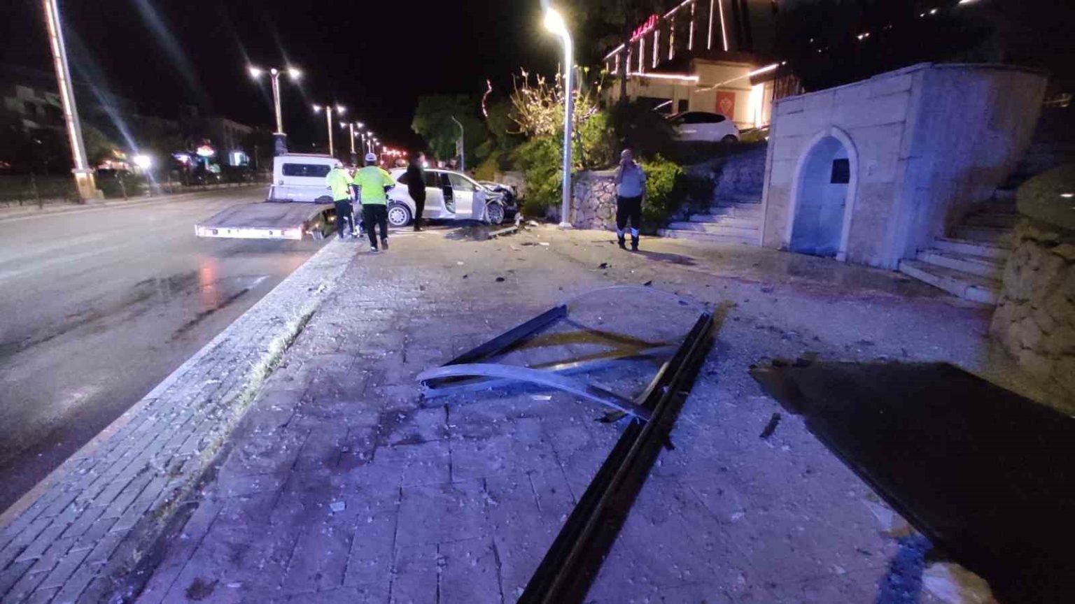elazigda-otomobil-duraga-carpti-1-yarali