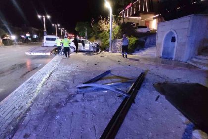 elazigda-otomobil-duraga-carpti-1-yarali