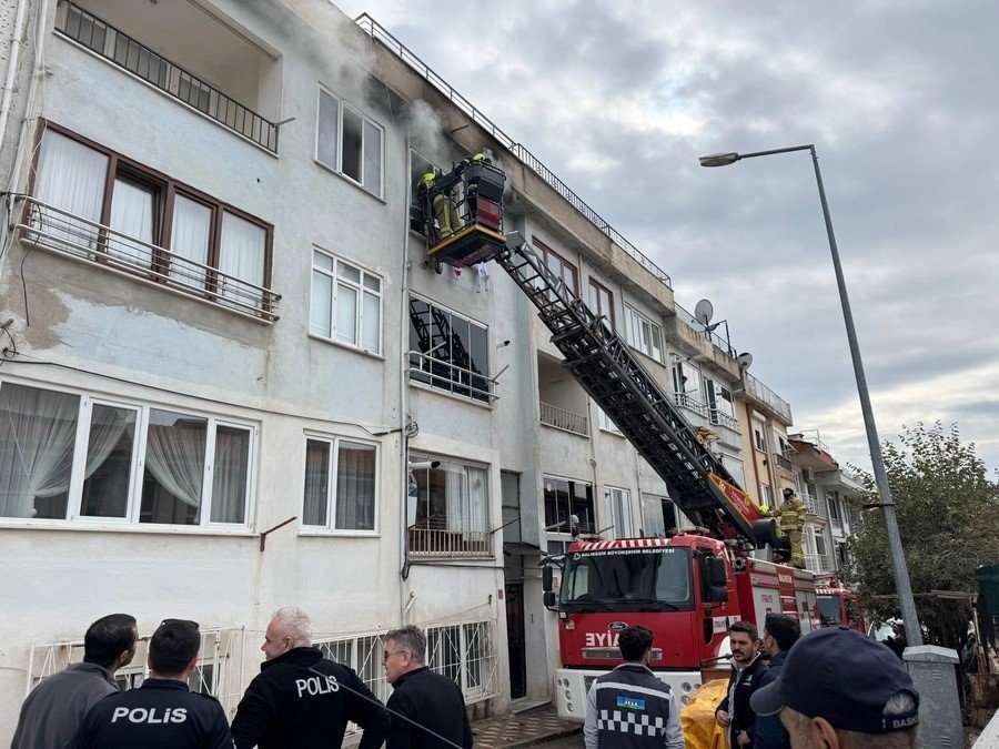 erdekte-apartman-dairesinde-korkutan-yangin