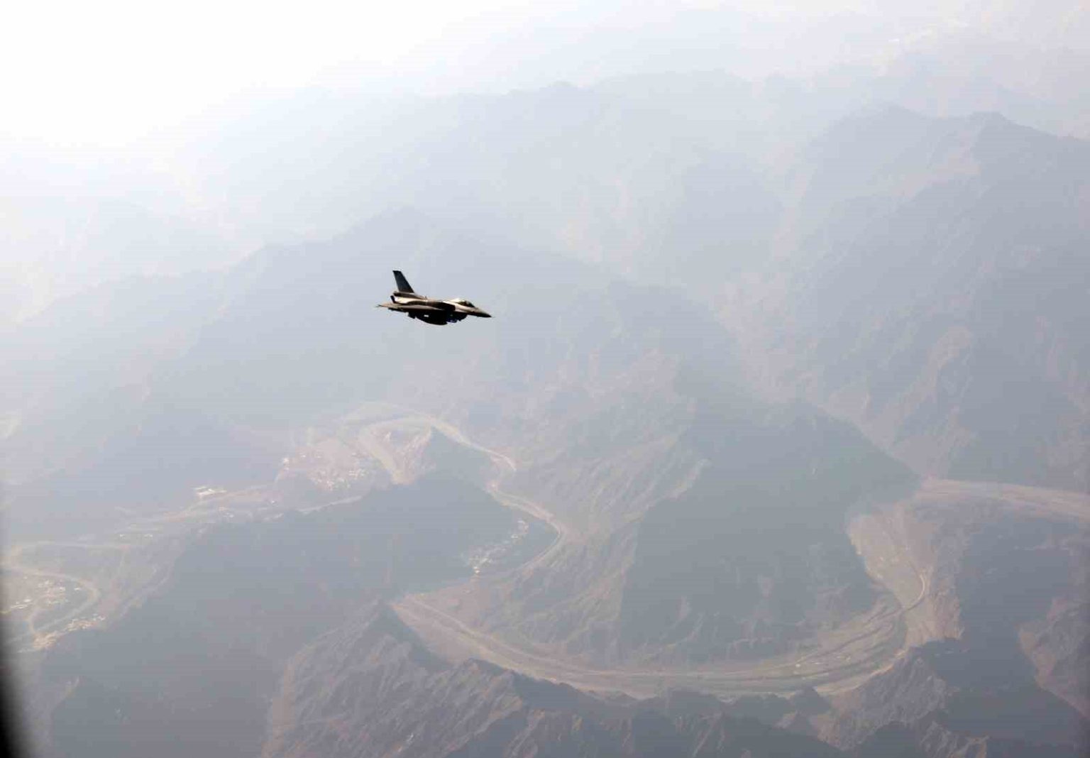 erdoganin-maskat-havaalanina-inisinde-f-16-savas-ucaklari-eslik-etti