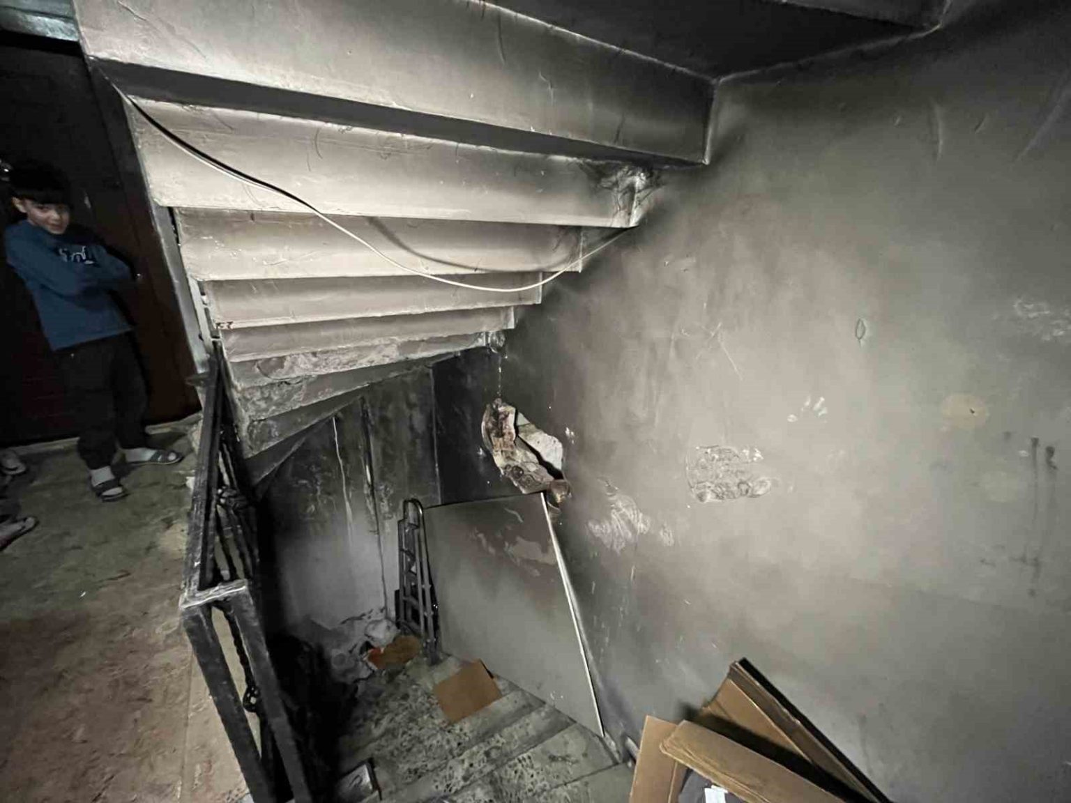 eski-esinin-yasadigi-binaya-yanici-madde-atip-kacti-7-kisi-dumandan-etkilendi