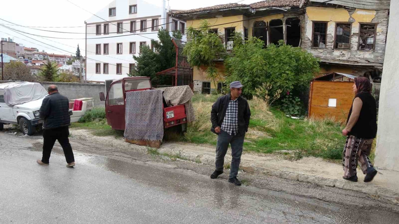 ev-sahibiyle-kiraci-arasindaki-cop-bahce-kavgasi-bahcenin-sinirlarini-asti