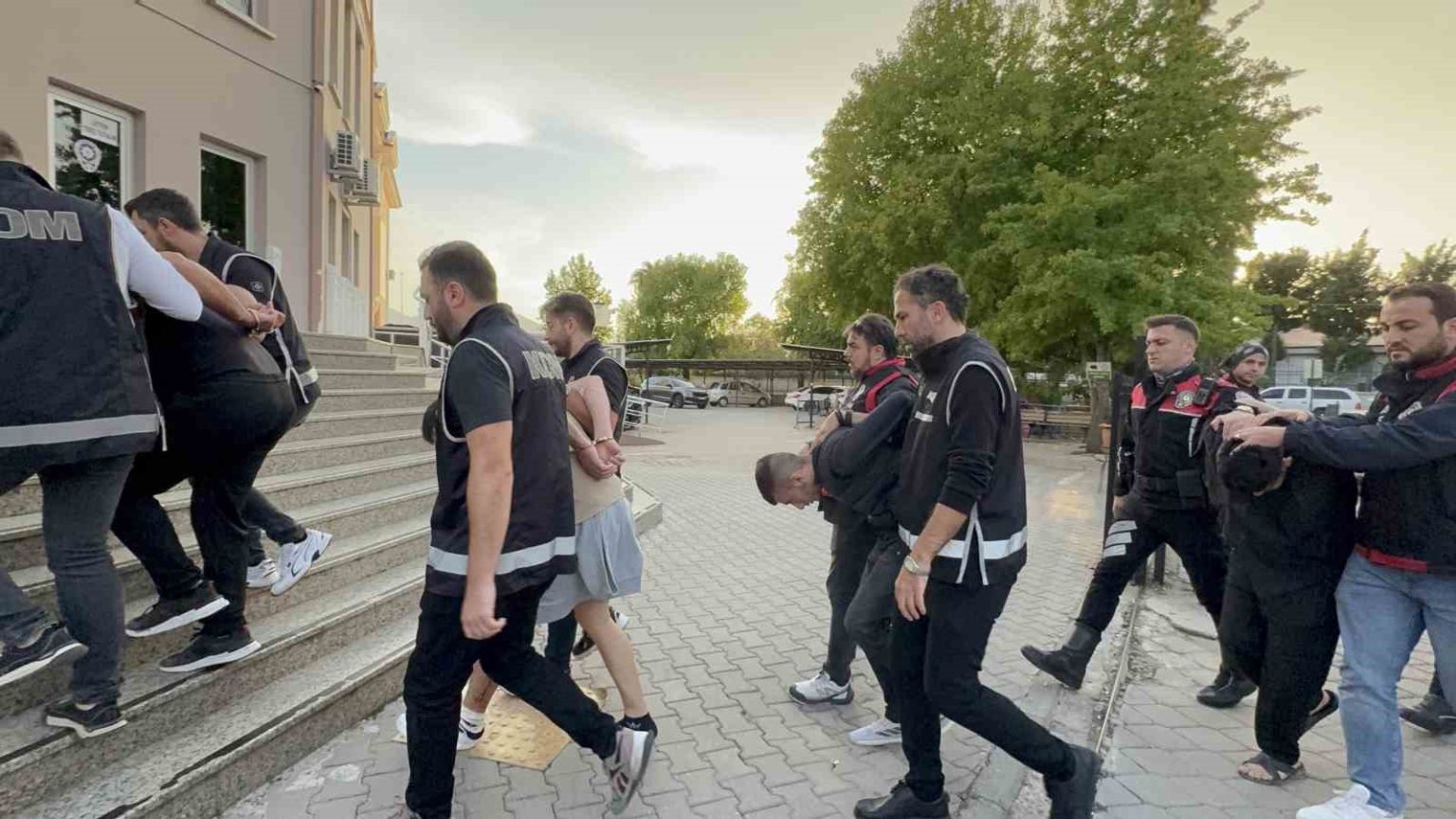 fethiyede-polise-ates-acan-supheliler-adliyeye-sevk-edildi