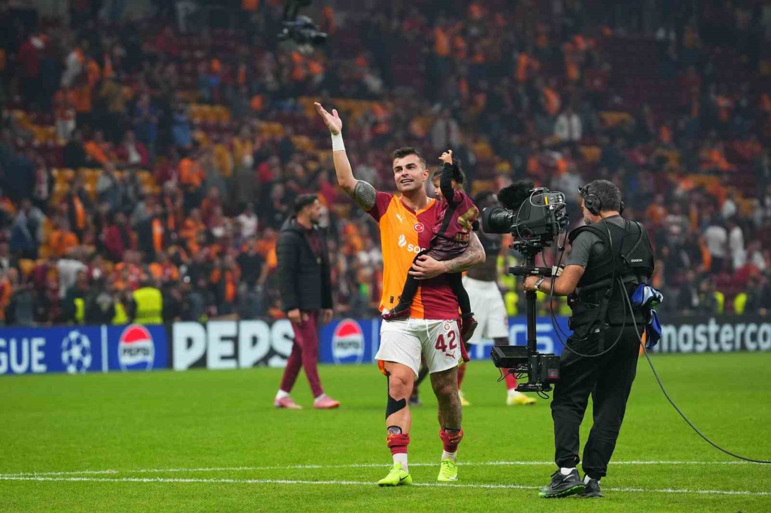 galatasaray-bodo-glimt-galibiyetini-taraftariyla-kutladi