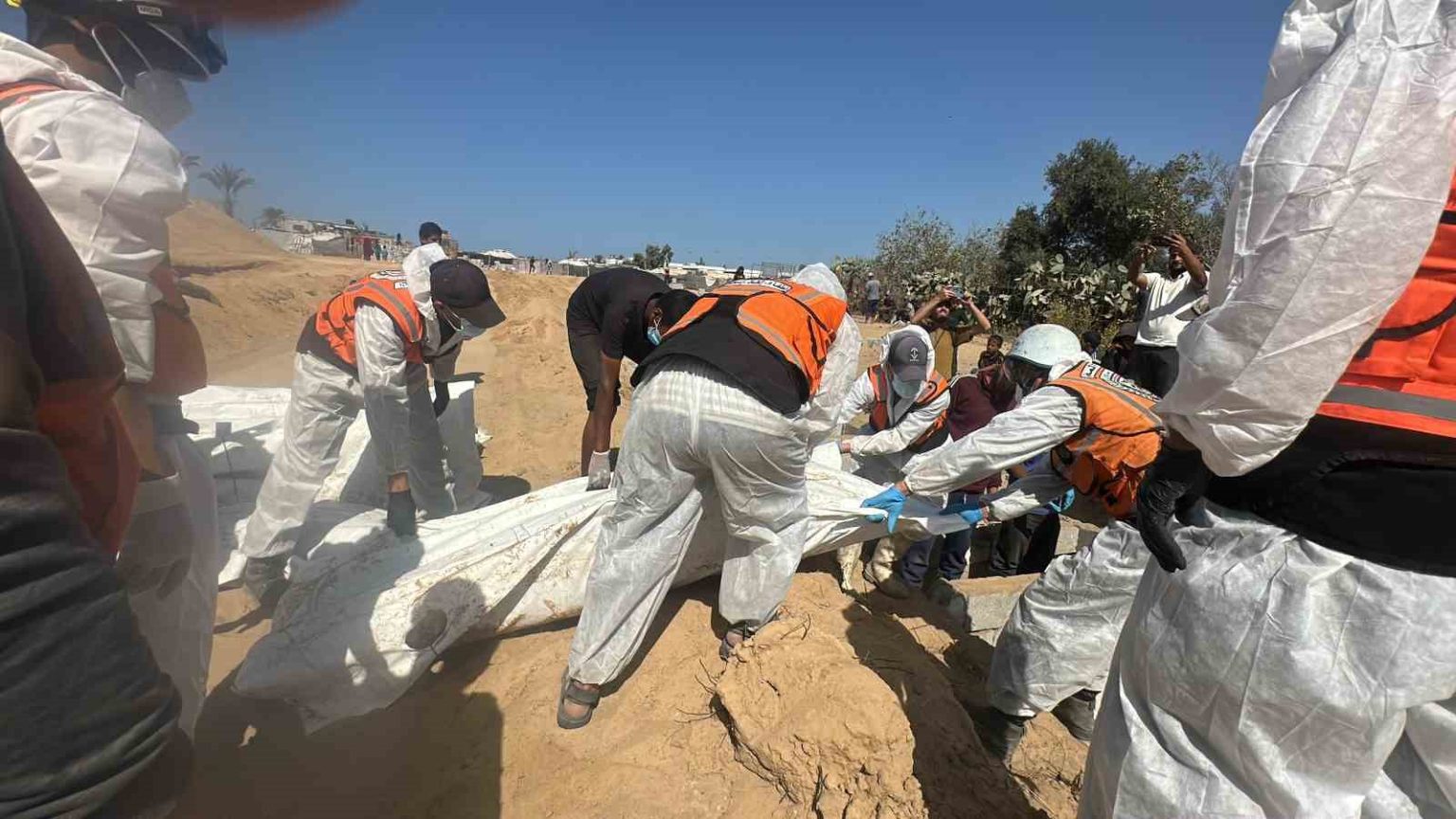 gazzede-ailelerin-teshis-edemedigi-54-cenaze-toplu-mezara-defnedildi