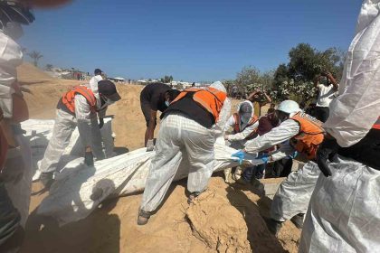 gazzede-ailelerin-teshis-edemedigi-54-cenaze-toplu-mezara-defnedildi