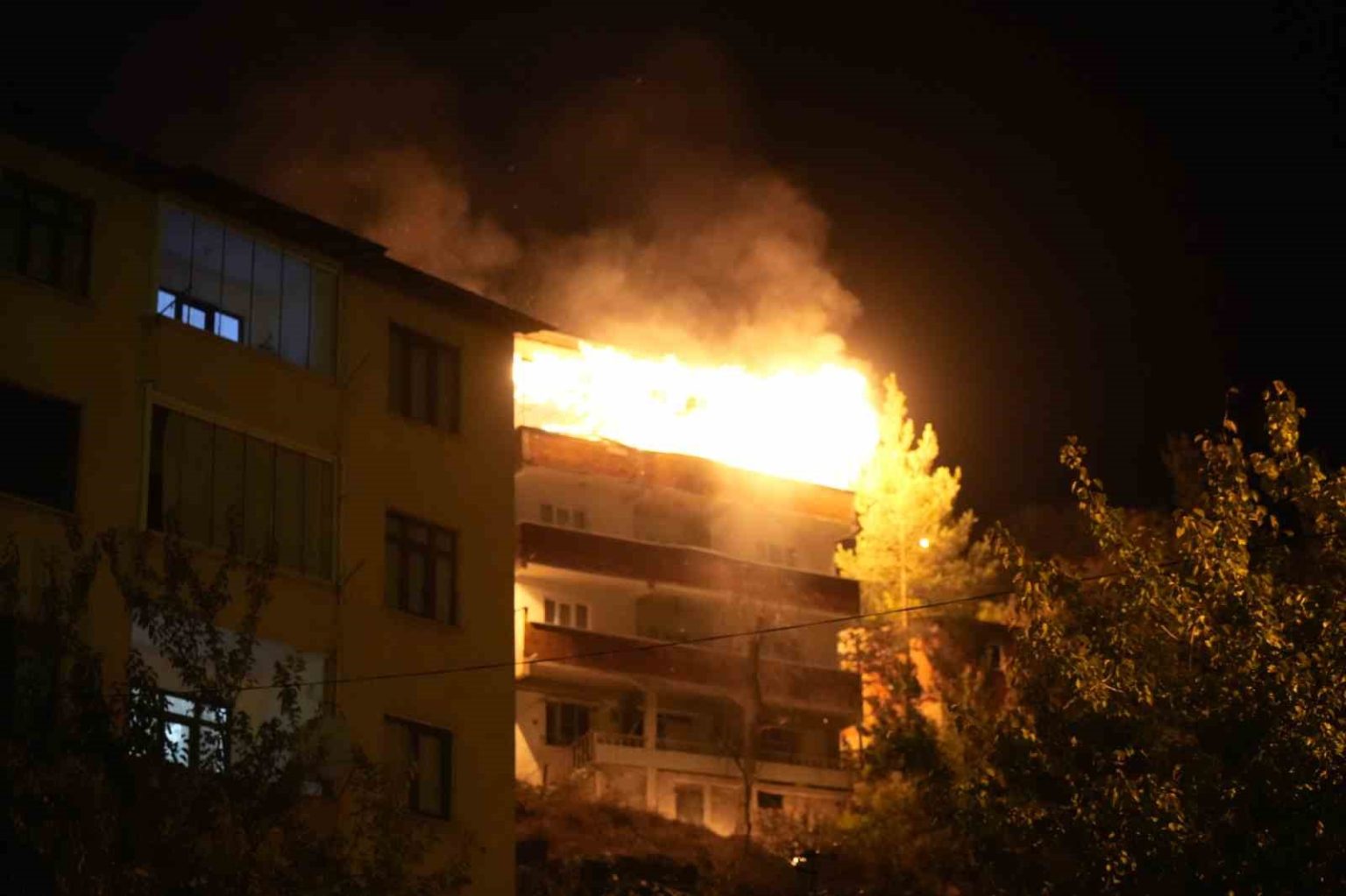 gumushanede-4-katli-binada-cikan-yangin-panige-neden-oldu