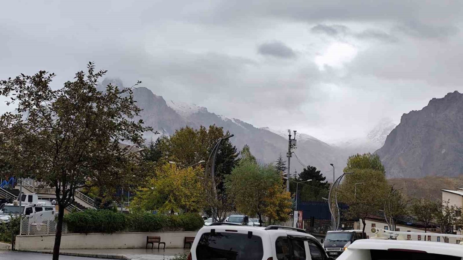 hakkari-ve-cukurca-daglari-beyaza-burundu