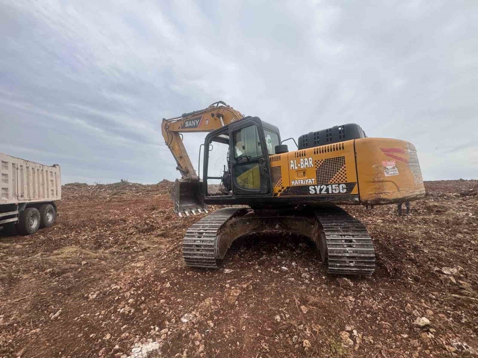 hazine-arazisinde-izinsiz-kazi-yaptilar-jandarmadan-kacamadilar