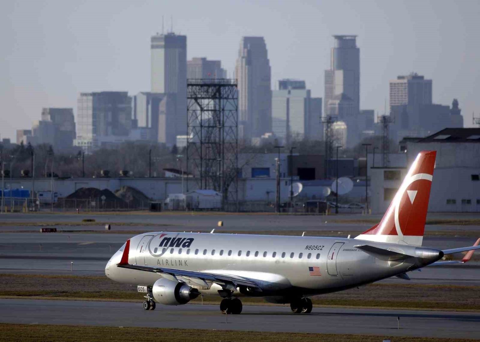 hukumetin-kapali-kaldigi-abdde-sivil-havacilik-sektorundeki-yaklasik-60-bin-calisanin-maasi-odenemedi