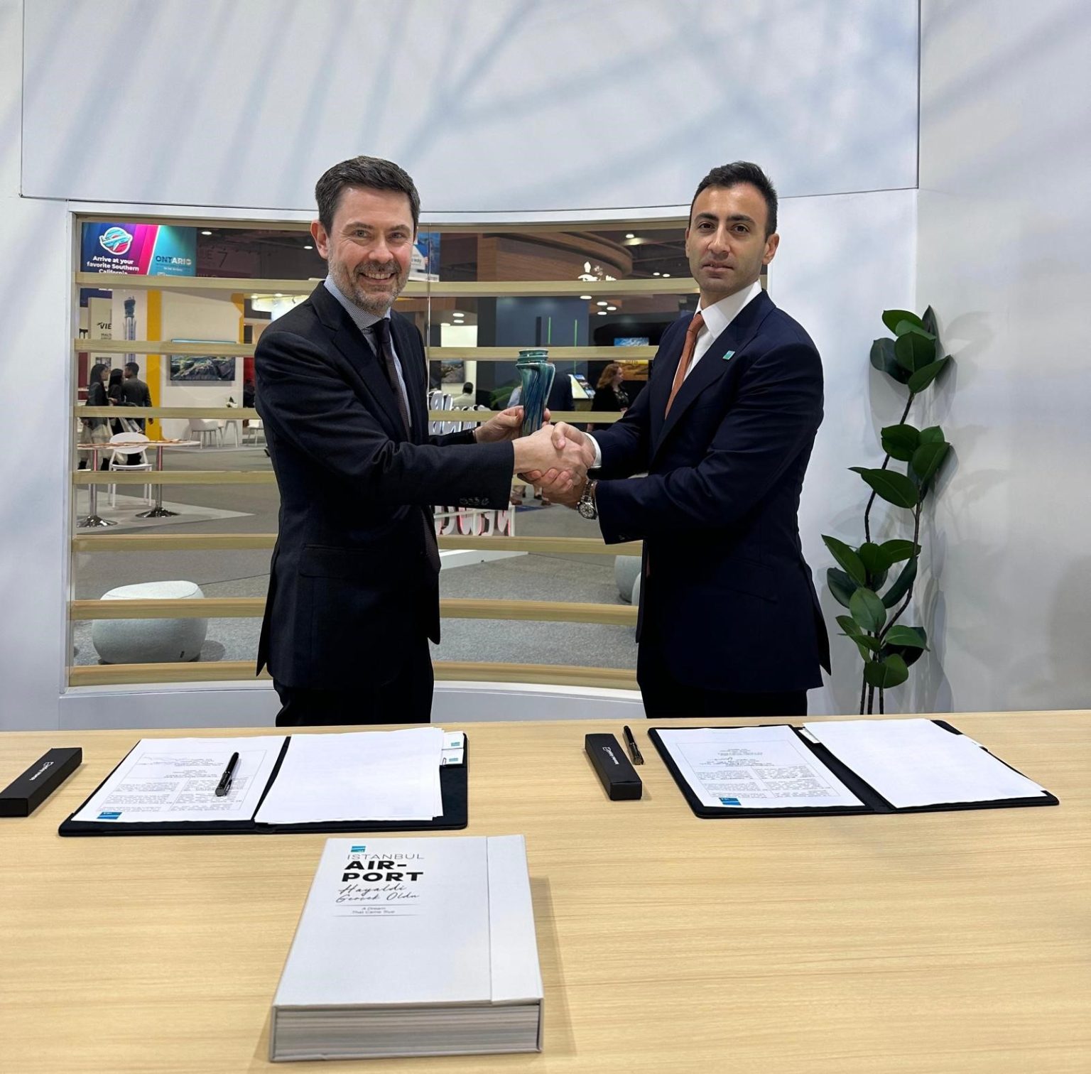 iga-istanbul-havalimanina-avustralyali-kardes