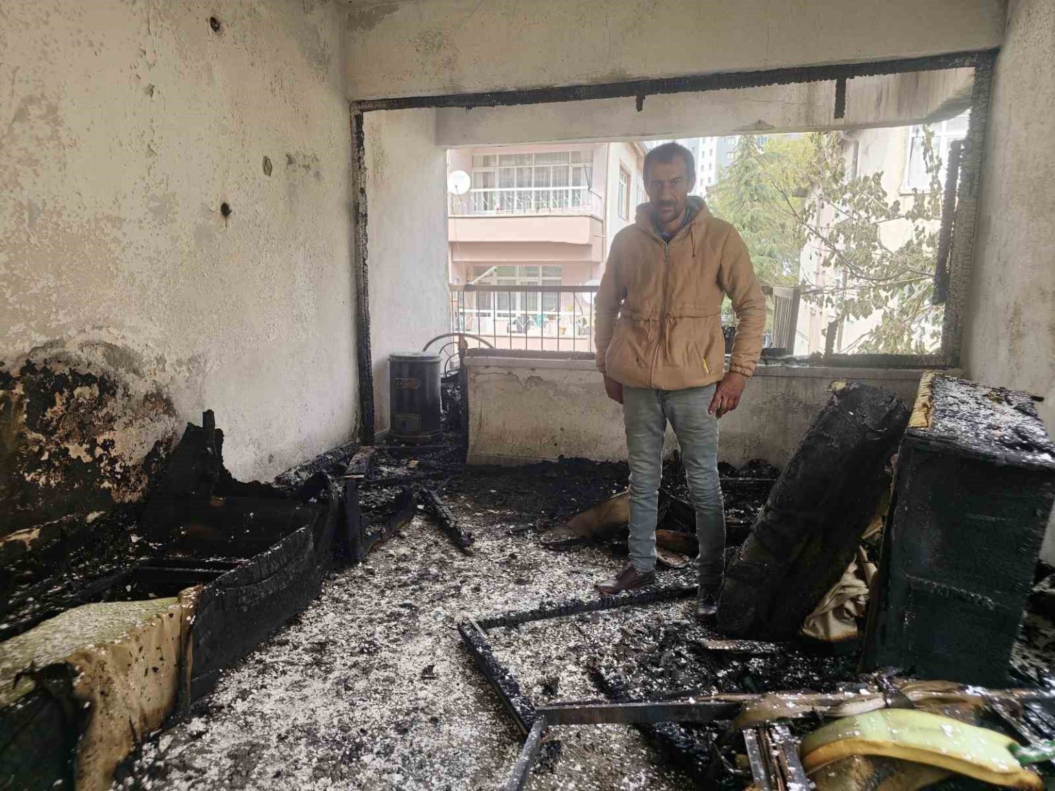 ihanin-haberi-ses-getirdi-belediye-evi-yanan-aileye-sahip-cikti