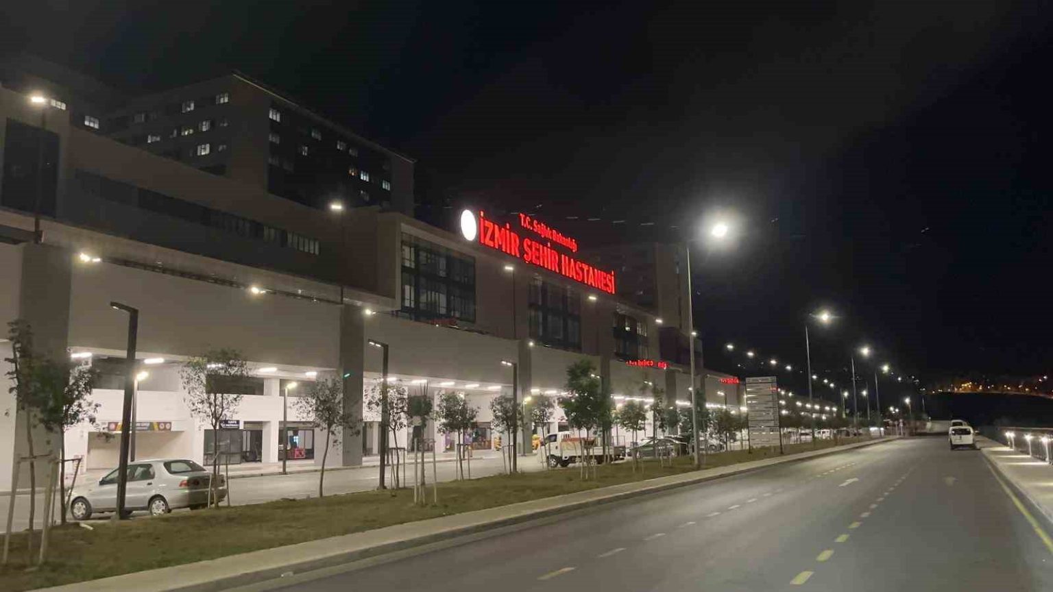 izmirde-husumetli-iki-grup-arasinda-silahli-kavga-3-yarali