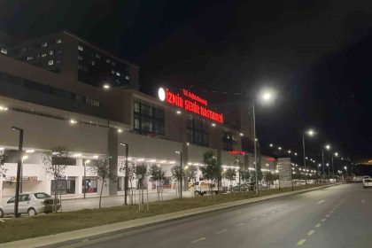 izmirde-husumetli-iki-grup-arasinda-silahli-kavga-3-yarali