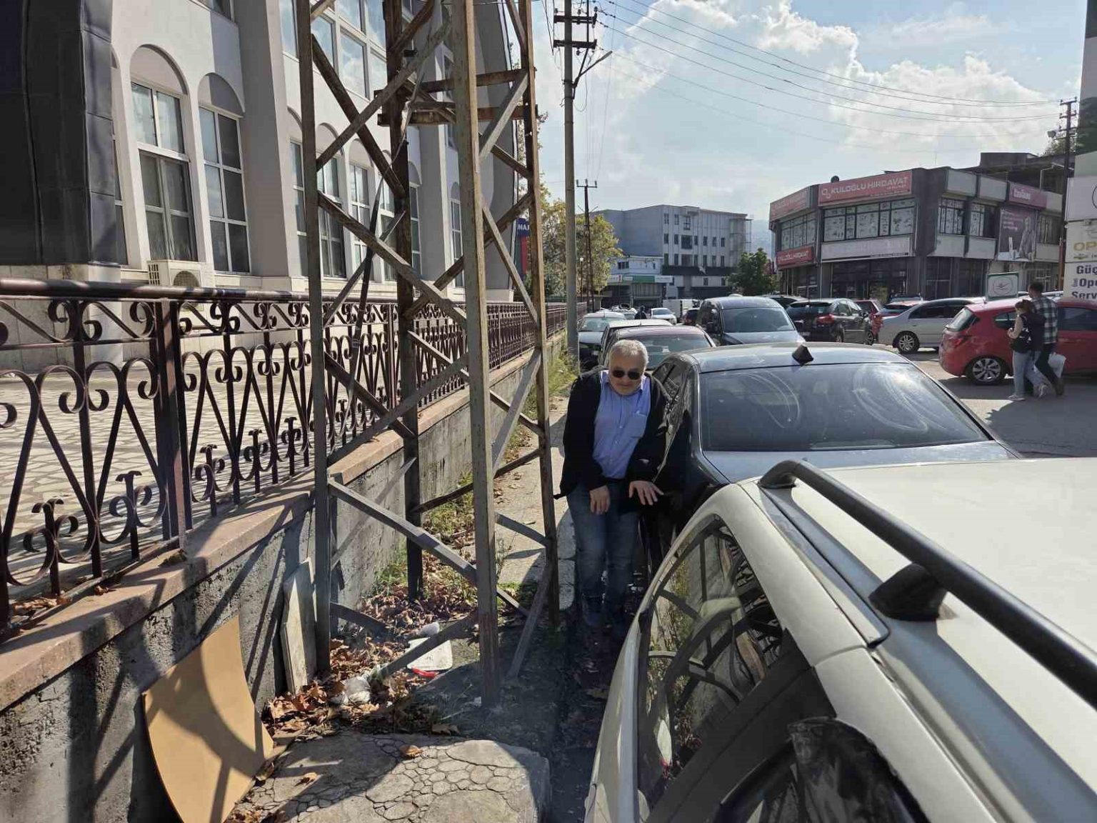 kaldirimi-kapatan-elektrik-direkleri-yayalara-gecit-vermiyor