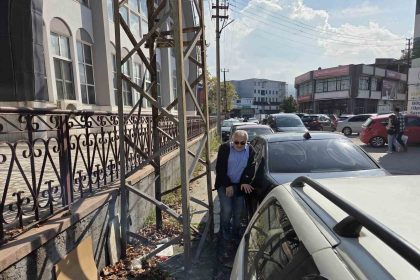 kaldirimi-kapatan-elektrik-direkleri-yayalara-gecit-vermiyor