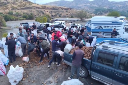 kamyonet-arizalandi-surucu-kasadaki-patatesleri-vatandaslara-ucretsiz-dagitti