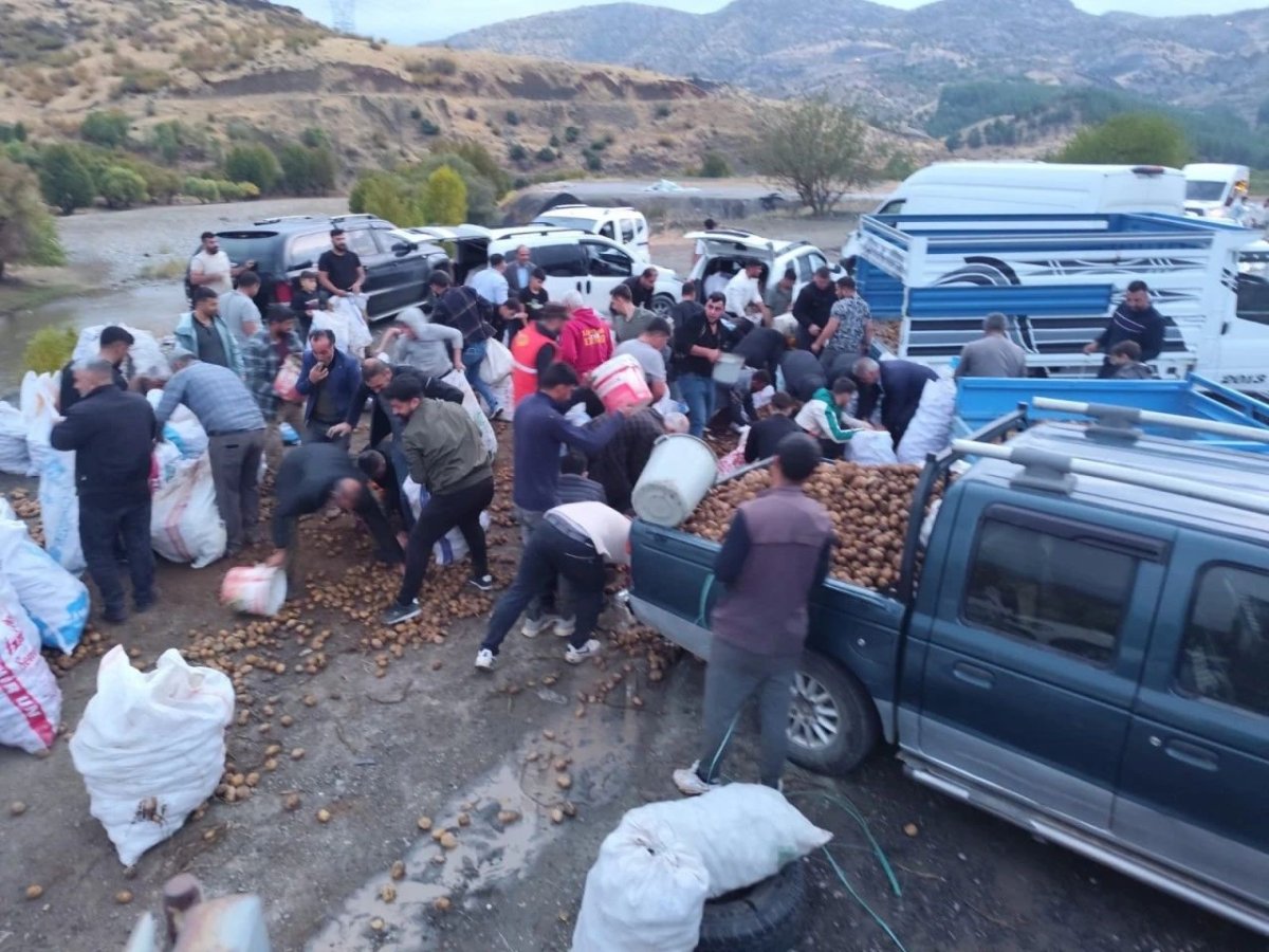 kamyonet-arizalandi-surucu-kasadaki-patatesleri-vatandaslara-ucretsiz-dagitti