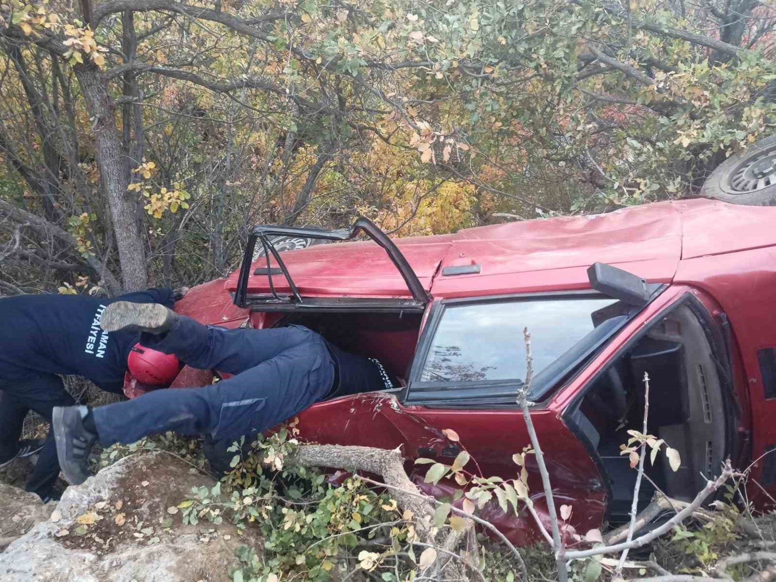 karamanda-otomobil-ucuruma-yuvarlandi-3-yarali