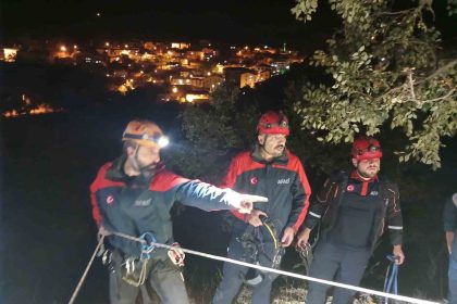 kayaliklarda-mahsur-kalan-sahis-afad-ekiplerince-kurtarildi