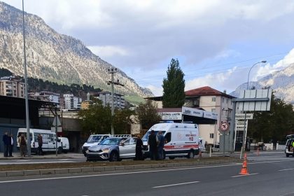 kaza-ani-kamerada-otomobille-carpisan-motosikletin-surucusu-agir-yaralandi