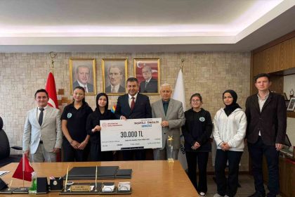 kiz-imam-hatip-lisesinin-turkiye-birinciligi-gururu-baskan-akel-ile-paylasildi