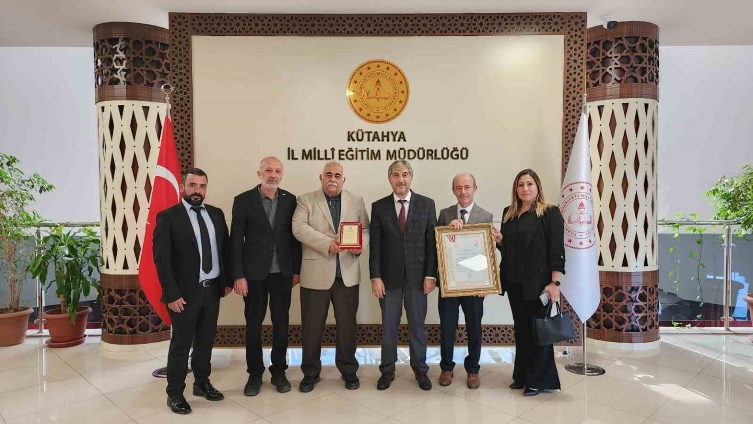 kutahya-il-milli-egitim-mudurlugune-kizilaydan-altin-kurumsal-kan-bagiscisi-odulu