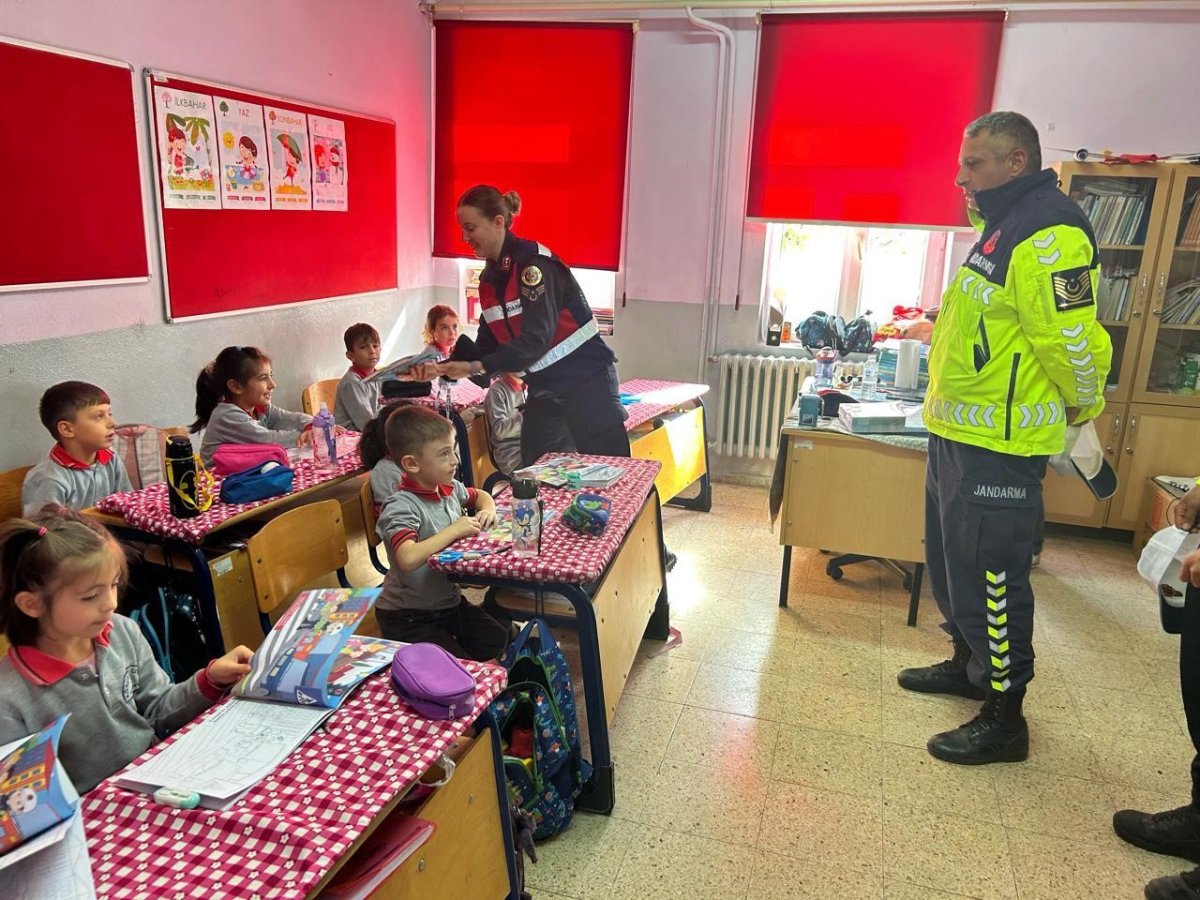 kutahyada-jandarmadan-guvenli-okul-guvenli-gelecek-projesi-etkinlikleri