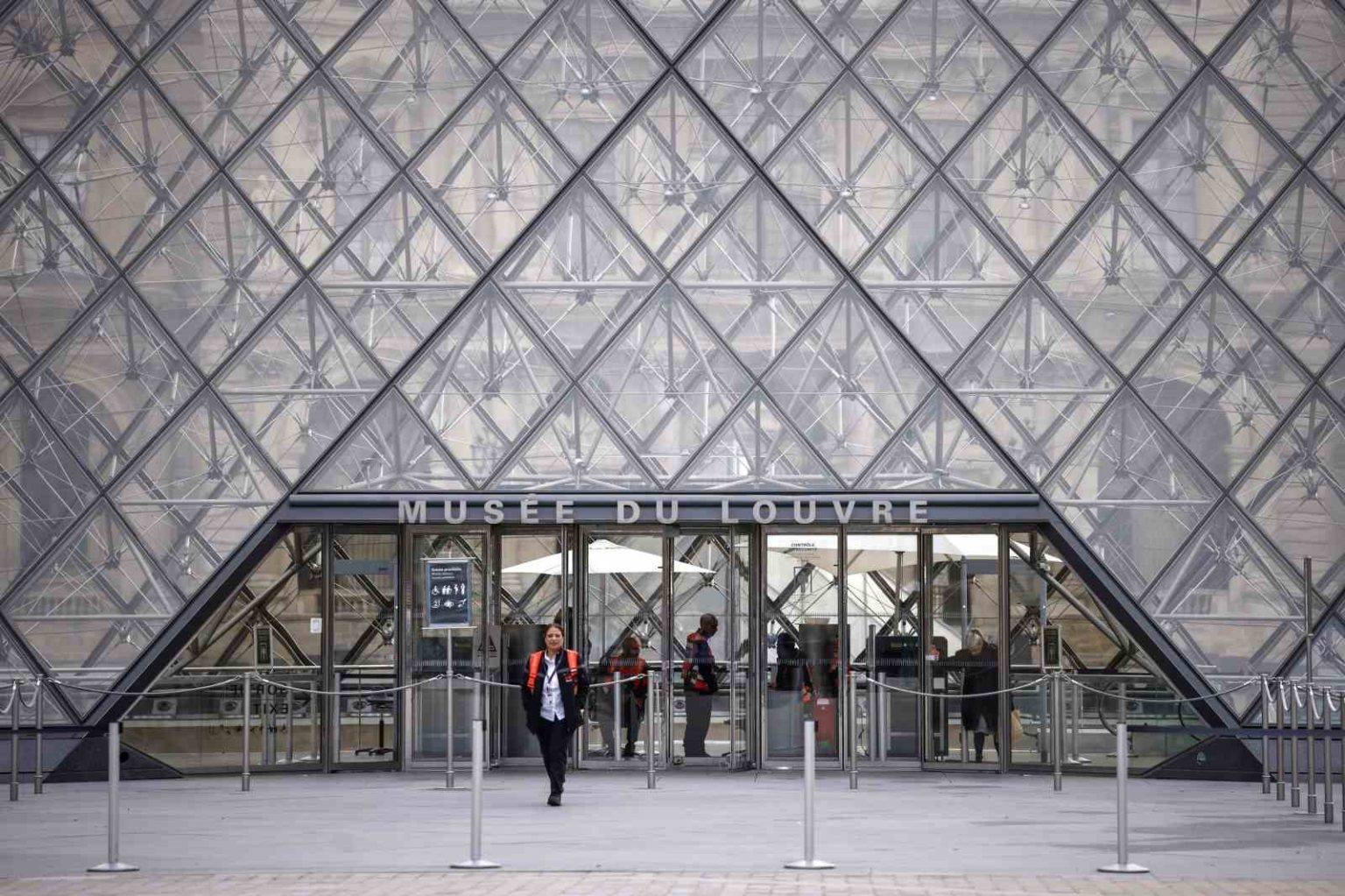 louvre-muzesi-soygundan-3-gun-sonra-yeniden-ziyarete-acildi