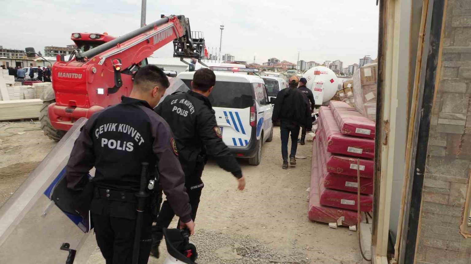 malatyada-santiyede-sopali-bicakli-kavga-4-yarali