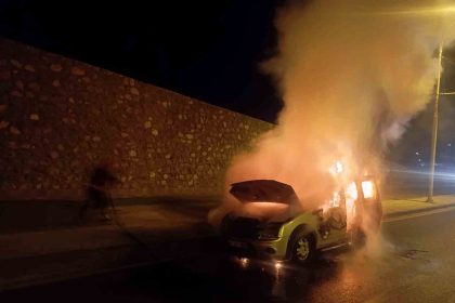 malatyada-seyir-halindeki-otomobil-alev-aldi