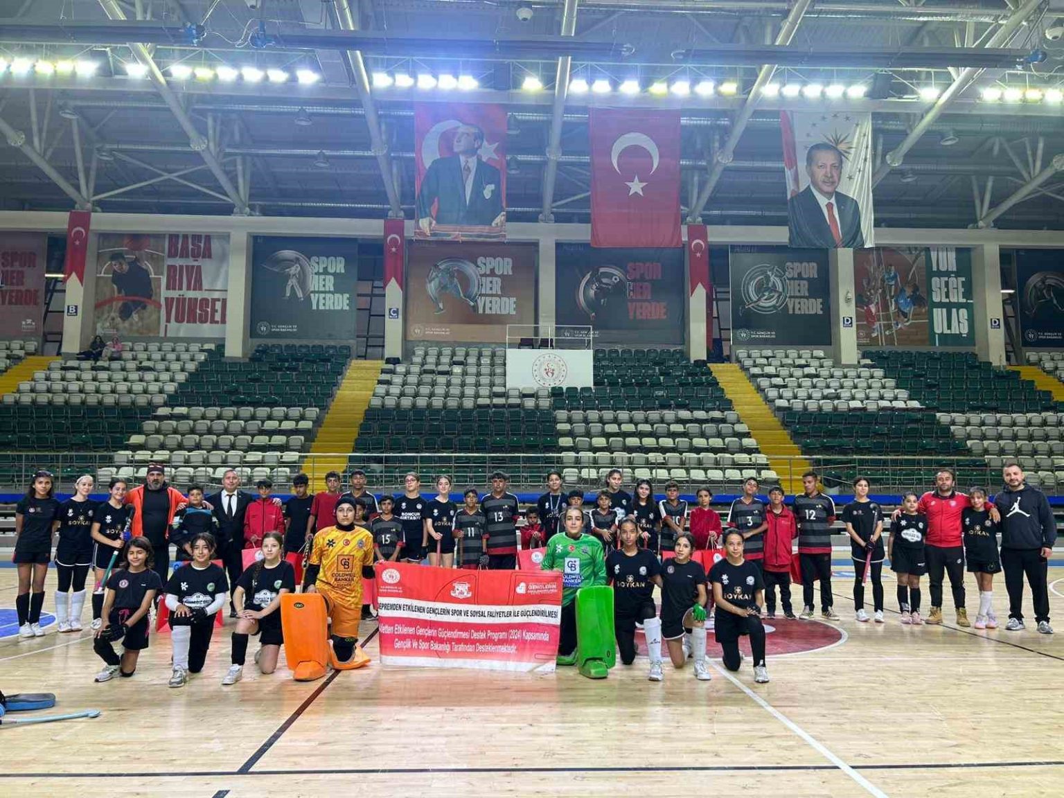 malatyali-depremzede-cocuklardan-olusan-hokey-takimi-muglada