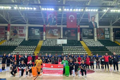 malatyali-depremzede-cocuklardan-olusan-hokey-takimi-muglada